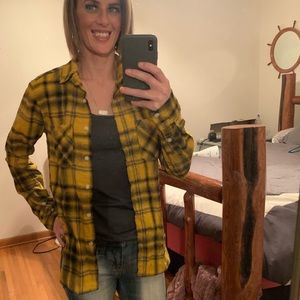 Women’s flannel gold/black top